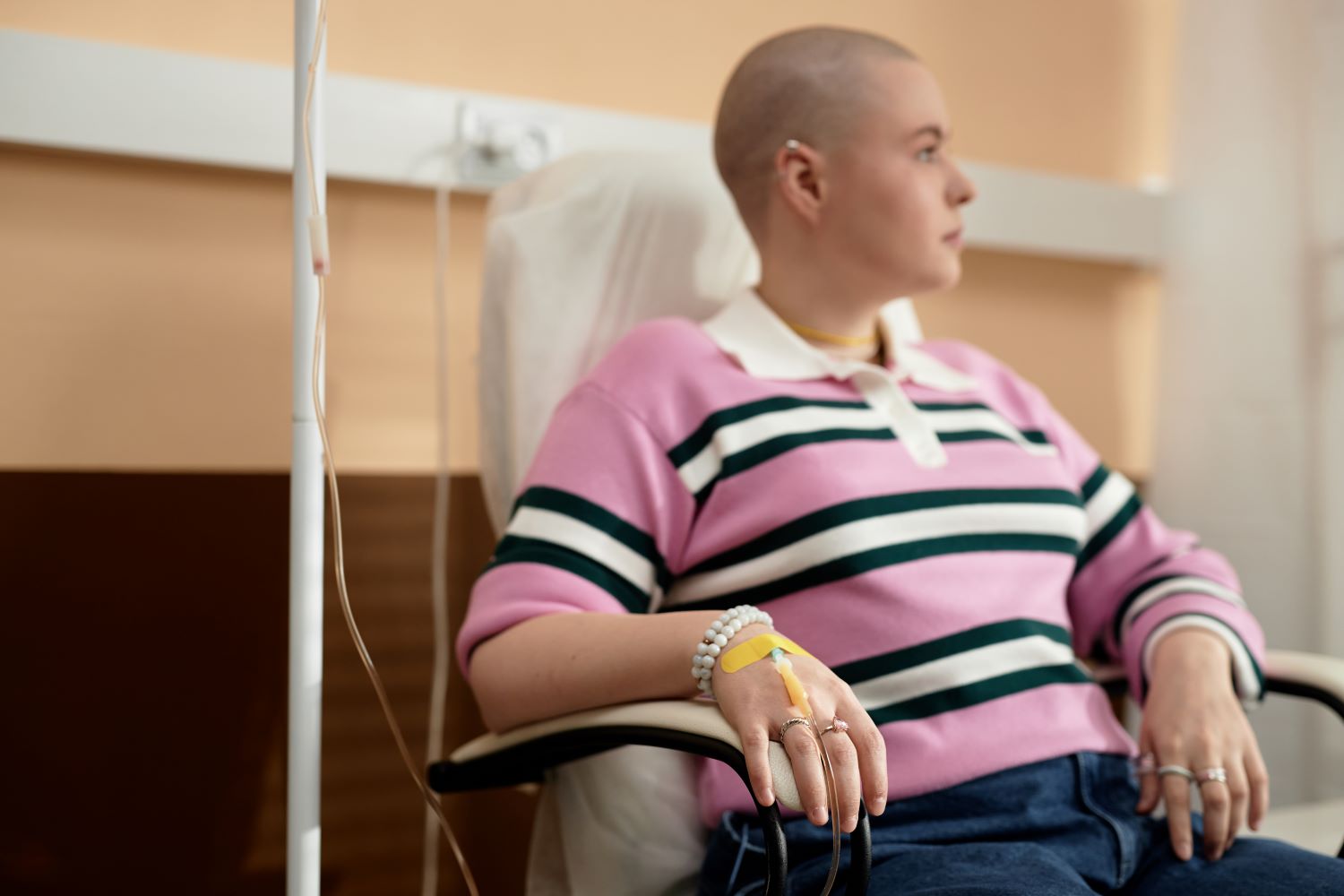 Paciente realizando tratamento de câncer de mama, possivelmente quimioterapia.