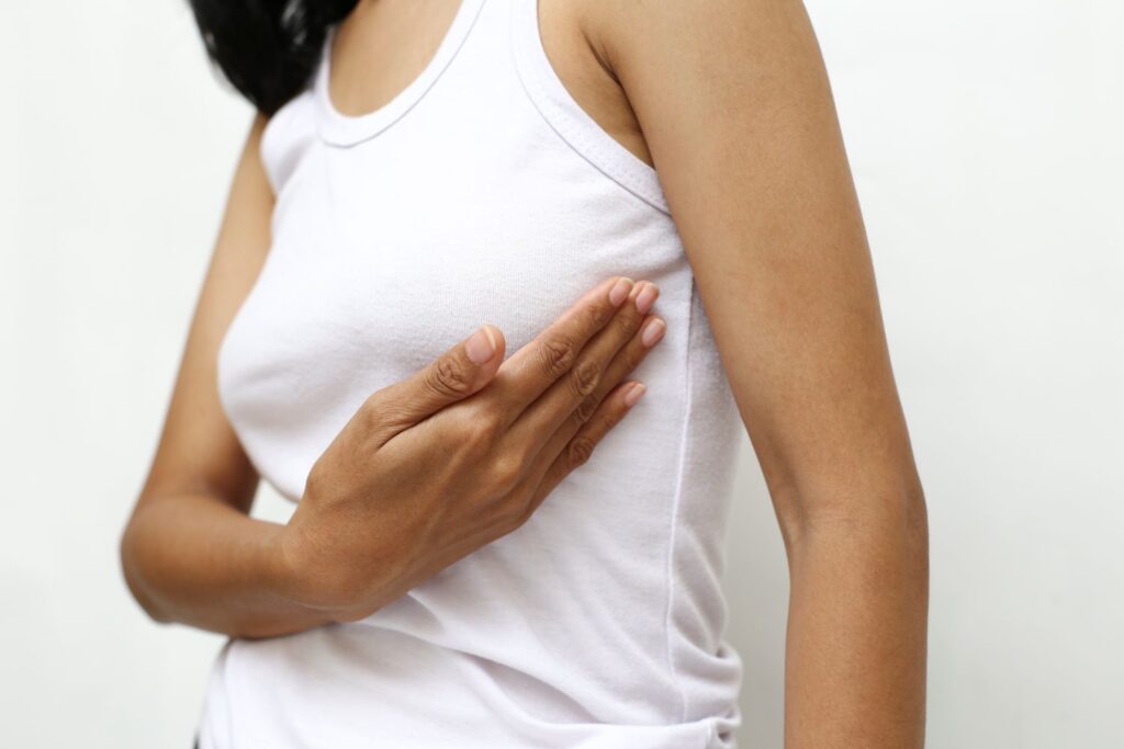 Exame de toque nas mamas: como fazer, importância e quando procurar um médico
