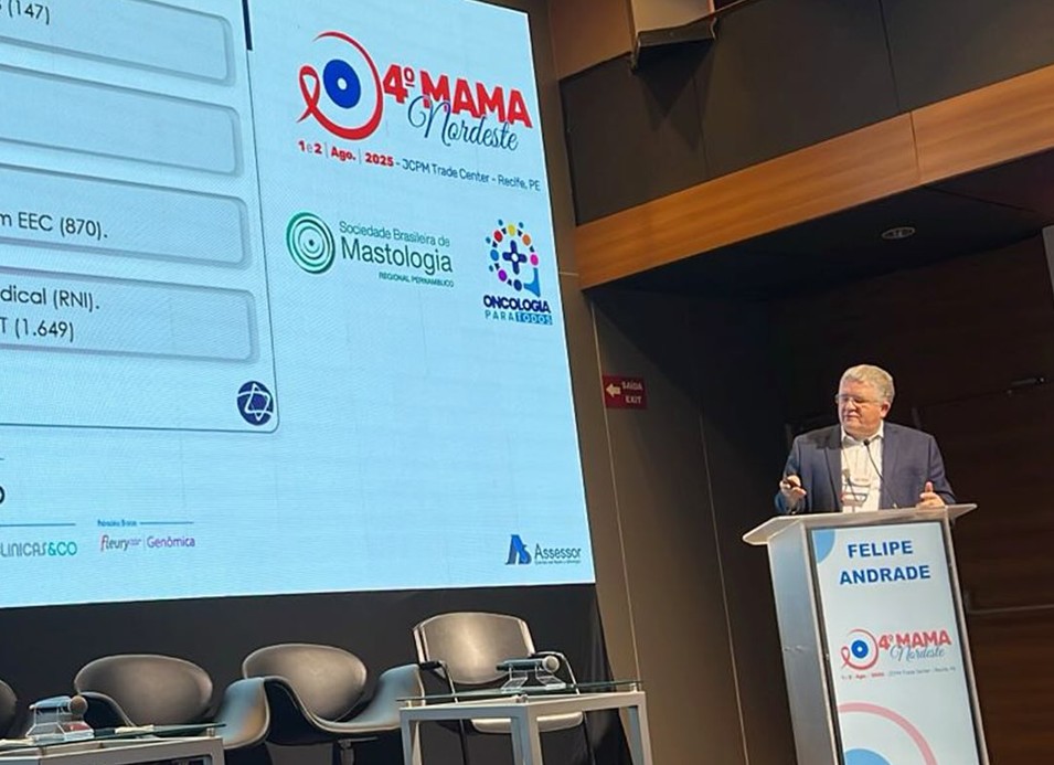 Dr. Felipe Andrade palestrando no IV Mama Nordeste congresso sobre câncer de mama.