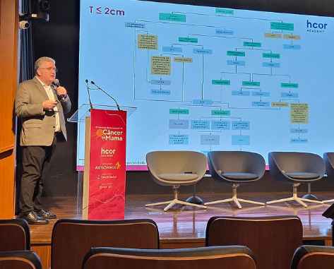 A imagem retrata o Dr. Felipe Andrade durante sua palestra no III Simpósio Internacional de Câncer de Mama, evento organizado pela Hcor Academy.