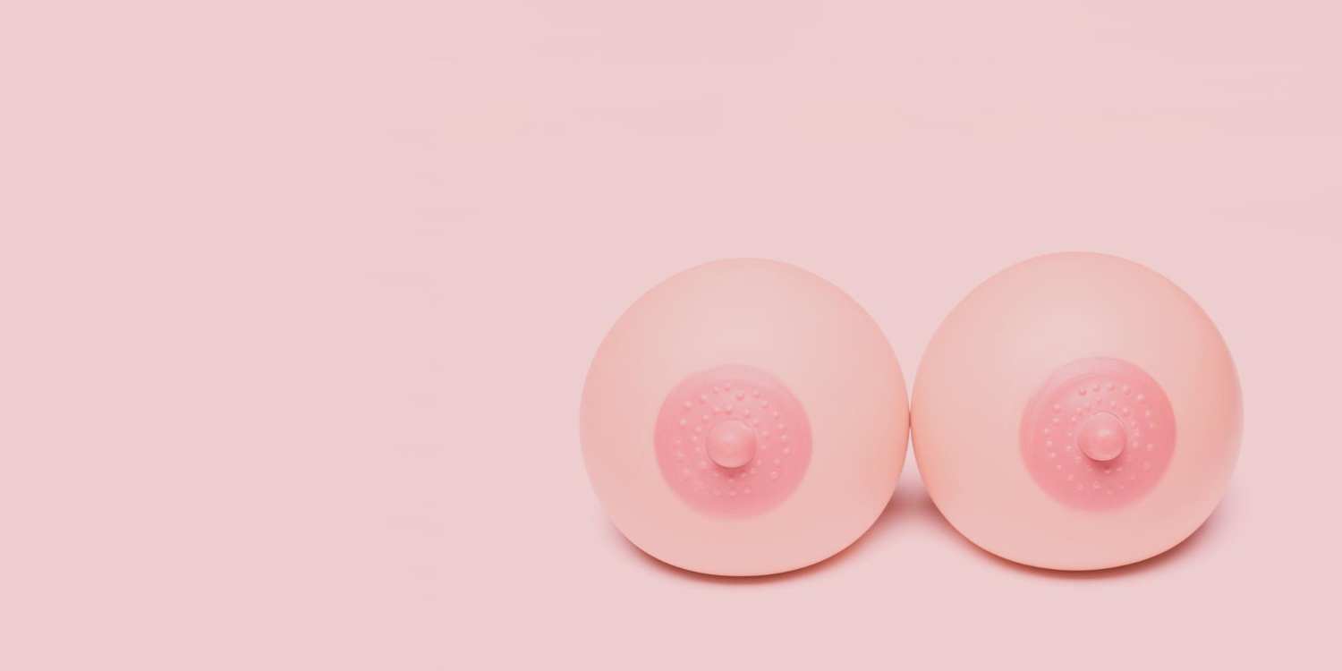 A imagem exibe modelos de mamas em um fundo rosa suave, cada um com um mamilo e aréola texturizados, indicando que o texto traz esclarecimentos sobre o tema "alteração no mamilo é câncer".