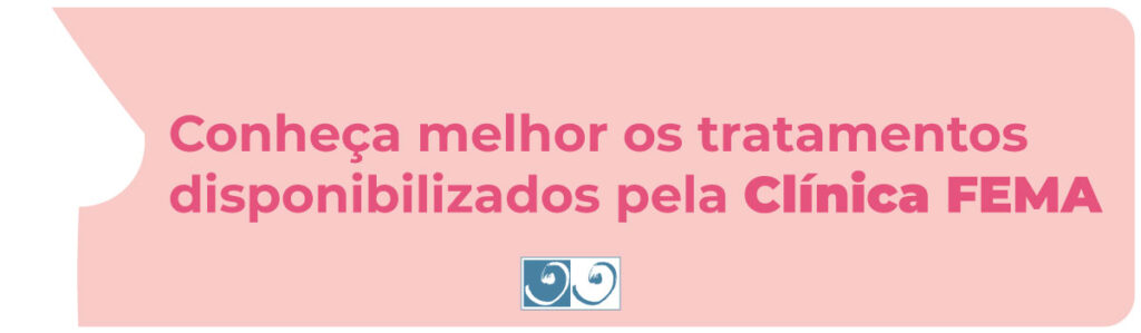 Banner horizontal em rosa-claro com a borda esquerda recortada, trazendo a chamada "Conheça melhor os tratamentos disponibilizados pela Clínica FEMA" em letras rosa-magenta, com o nome da clínica em destaque. Abaixo do texto aparece o logotipo da CLÍNICA FEMA, um quadrado azul com dois desenhos estilizados em curvas que remetem ao símbolo das mamas.