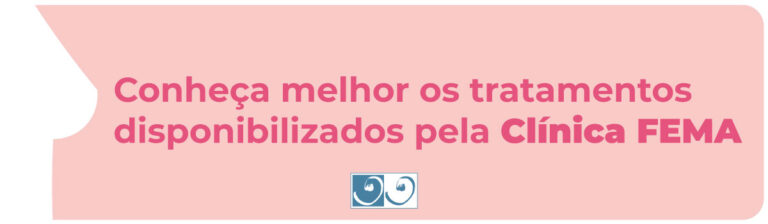 Banner rosa-claro da Clínica FEMA com a frase “Conheça melhor os tratamentos disponibilizados pela Clínica FEMA” e pequeno ícone azul na parte inferior.